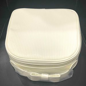 ❤️🔥HOST PICK 🔥🌸Brand New Estée Lauder cosmetic Bag in white patent/glossy